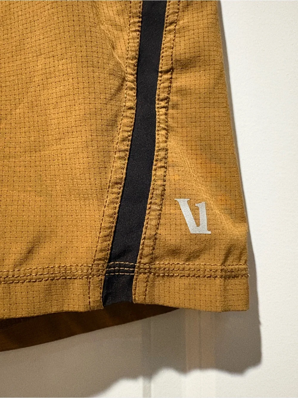 Vuori Men’s Athletic Training Shorts Mustard Gold Black Size XL 6” Inseam